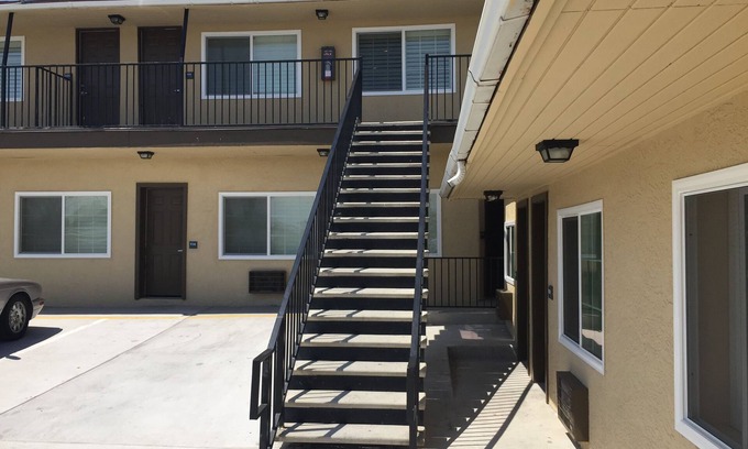 College East Hotel | Ace Budget Motel