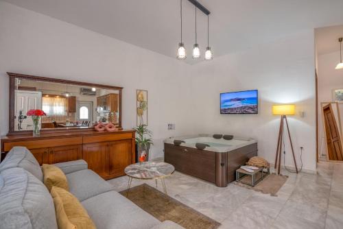 Kotsiana Casa | Achilleas Deluxe House-Jacuzzi - BBQ