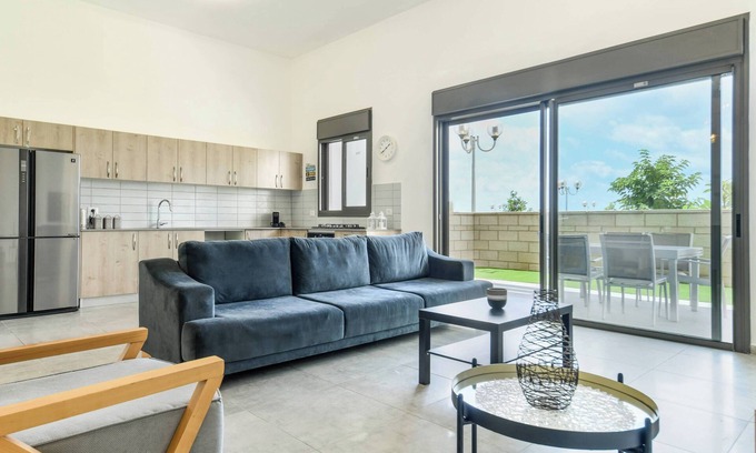 Nahariya Apartamento | Achziv Beach Getaway with Balcony by Sea N Rent