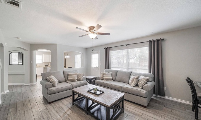 Round Rock Casa | ACL Super Home . 4 bedroom with Hot spa in the backyard in an awesome neigbohoo