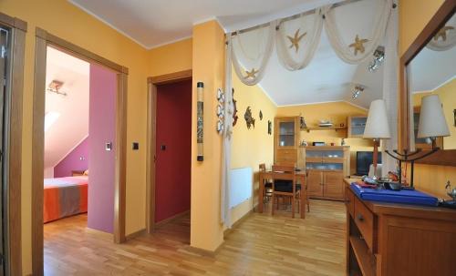 O Pindo Apartamento | Acogedor ático a pie de mar y montaña.