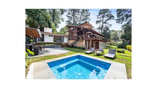Valle de Bravo Chalet De Esquí | Acogedora cabaña con jacuzzi rodeada de naturaleza