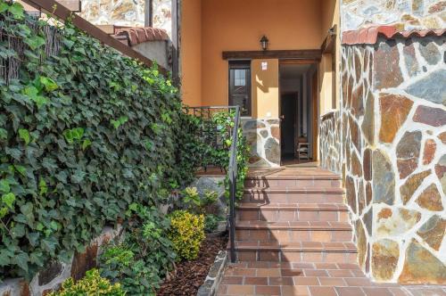 Navas de San Antonio Apartamento | Acogedora con Jardín y Chimenea by CABANA Rentals