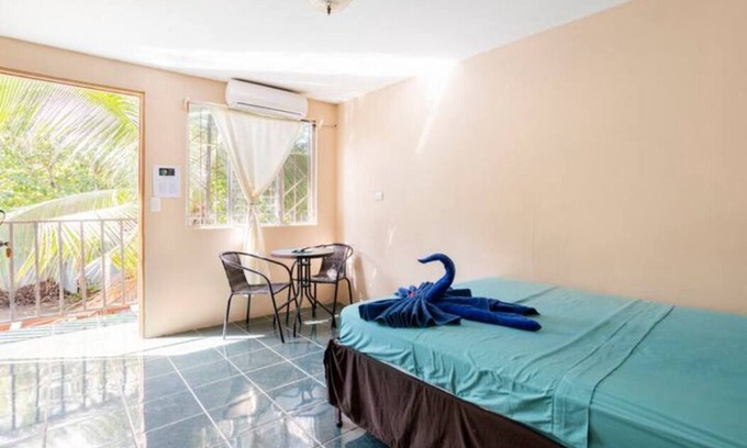 Quepos Cabina | ¡Acogedora habitación privada en el corazón de Quepos!