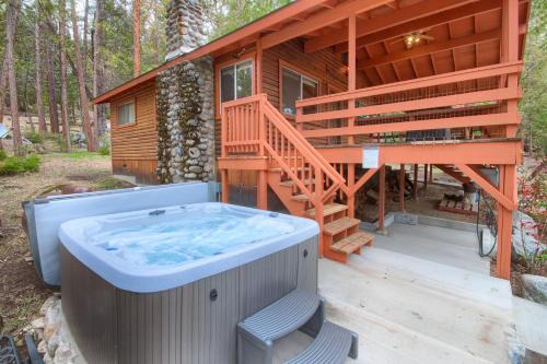 North Wawona Casa | Acorn Alley Inside Yosemite - Dog Friendly w/Hot tub, Fire pit, EV Charger