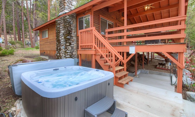 North Wawona Casa | Acorn Alley Inside Yosemite - Dog Friendly! w/Hot tub, Fire pit, EV Charger
