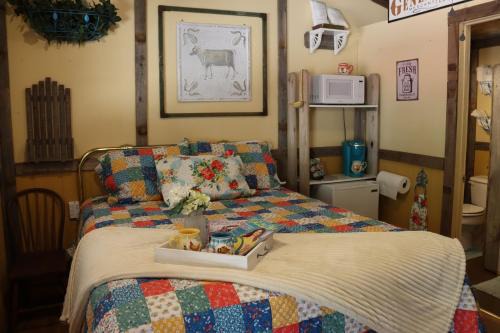 Canton Casa | Acorn Hideaways Canton Charming Pioneer Suite 1890's General Store