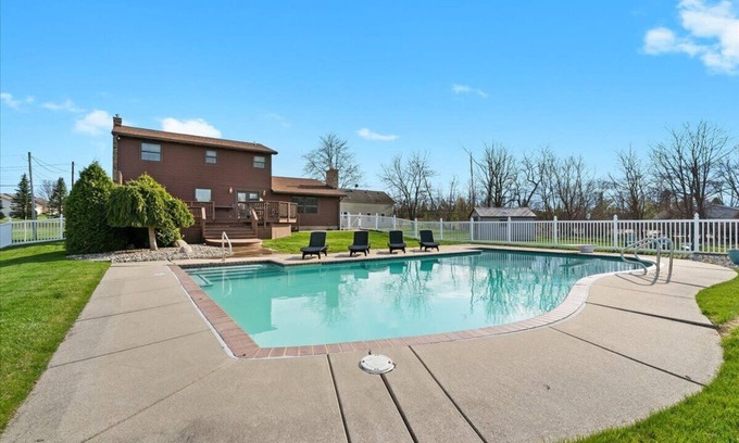 Grand Blanc Casa | Acorn House - 3 bedroom home with an inground pool, hot tub and a gas fireplace!