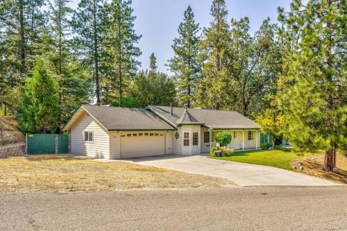 Oakhurst Casa | Acorn House - Charming house in green heaven with pool table with lovely backyard
