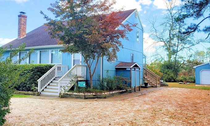 Piney Island Casa | Acorn - Nice home in great location. Big porch. -LINENS AND TOWELS PROVIDED