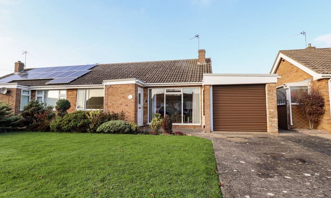 Sandilands Cabaña | ACRE VIEW, pet friendly, country holiday cottage in Sutton-On-Sea