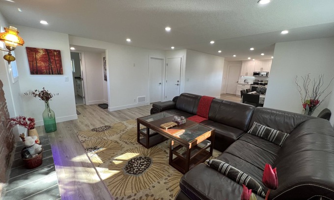Red Deer Casa | Acreage Retreat on City Boundary