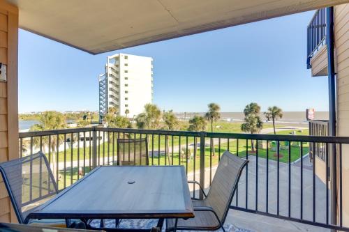 Galveston Apartamento | Across From Beach Resort-Style Galveston Condo