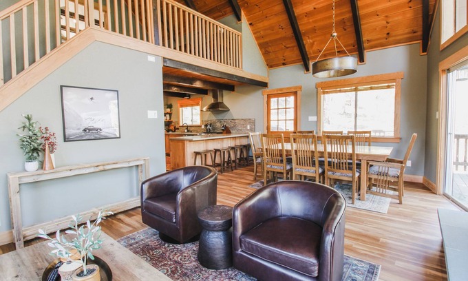 Arnold Cabina | Across from Blue Lake Springs Pool! Private Hot Tub, EV charger, Pets Ok!