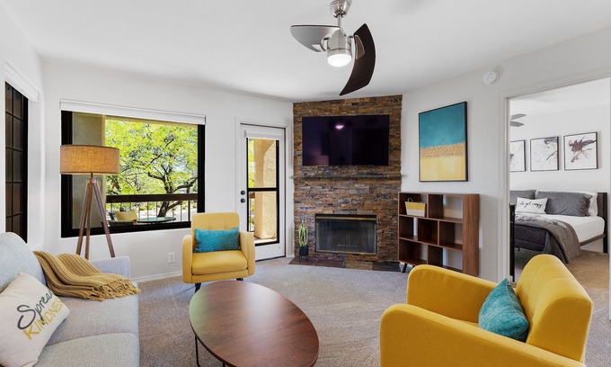 Fountain Hills Condominio | Across from Fountain, Hiking, Dining. Mountain VIEWS!
