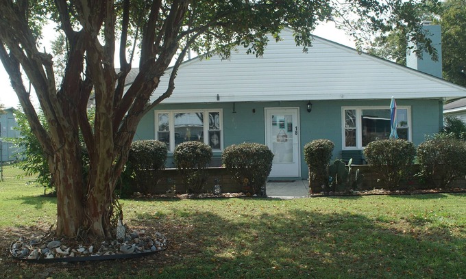 Durants Neck Cabaña | Across from the Albemarle Sound. 4-bedroom cottage in Roper, NC. Pet friendly