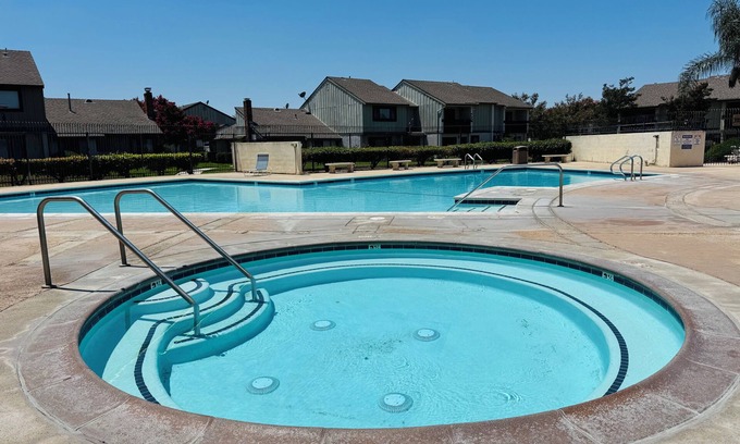 Hermosa Village Casa | Across The Stress From Disneyland, 5 minutos a pie en Magic Way, piscina y spa