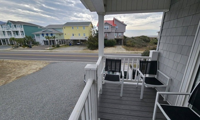 Ocean Isle Beach Condominio | Across street from beach. Just steps away from beach access.