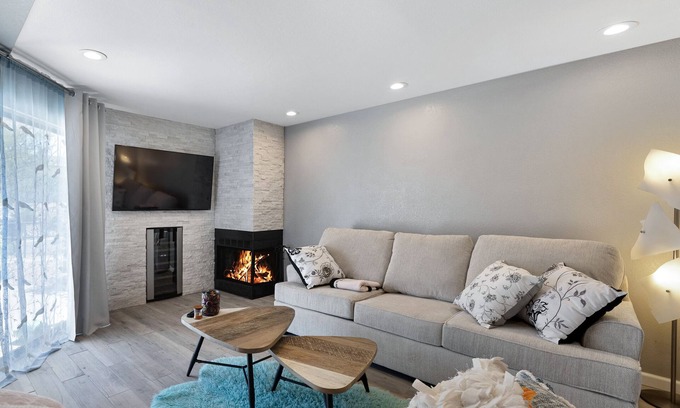 Fountain Hills Casa | Across the street from the Fountain park area. 2 master suits, hot tub, pool