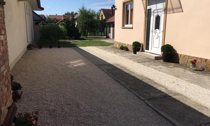 Sarvar Apartamento | Adél Apartman