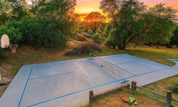 Oakhurst Casa | ADA Accessible! Pickleball, BBQ, Fire pit & more