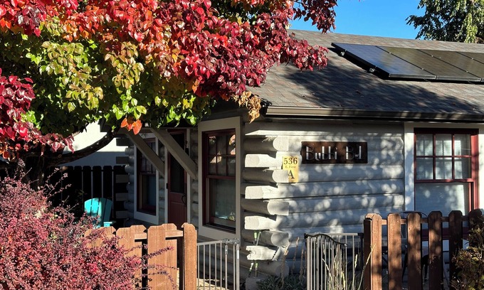 Salida Cabina | Log Cabin compatible con ADA, hermosos acabados de lujo, que admiten mascotas. Precioso jardín