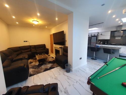 Cradley Casa | Adams Hill Luxury Homestay