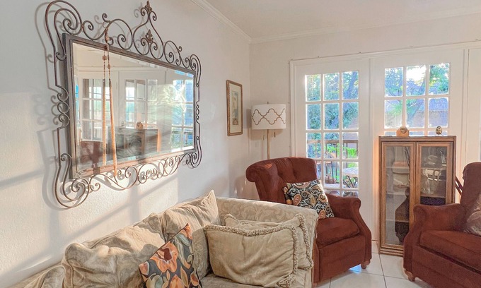 Addison Condominio | Addison 1bd/ba near Addison Cir