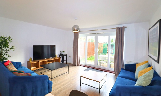Runnymede Apartamento | Addlestone: Stylish & Modern Four Bedroom (Three & half Bath) Townhouse