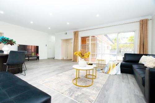 Glen Osmond Casa | Adelaide Escape and Business-3Bath Full Kitchen Fast Wifi 3TV-for large families and group