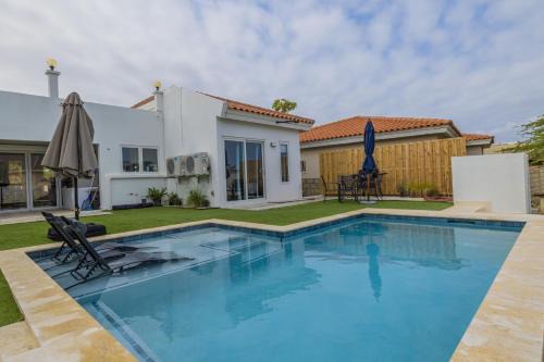Opal Apartamento | Adele's Apartment with Pool, 5 minutes walk to the beach