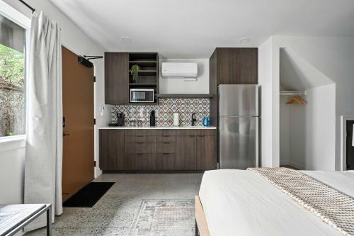 Kerns Apartamento | Adelynn Studio - Spanish Style in Hip Kerns
