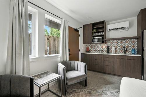 Kerns Apartamento | Adelynn Studio Walkable Kerns Spanish Charm