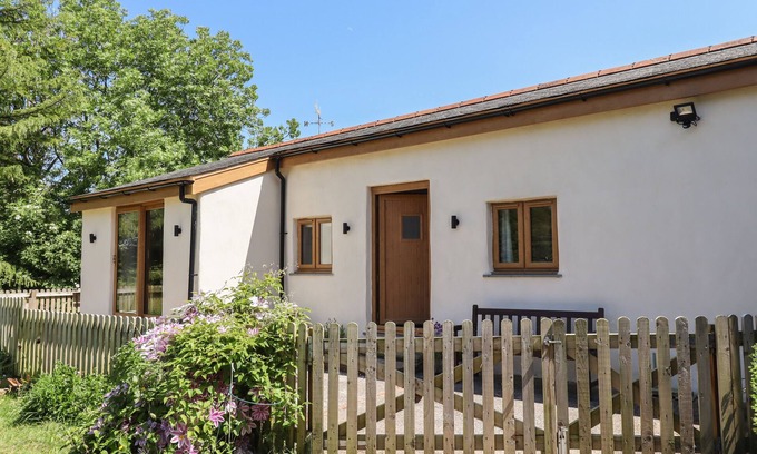 Bideford Cabaña | ADIPIT STABLES, romantic, with a garden in Bideford