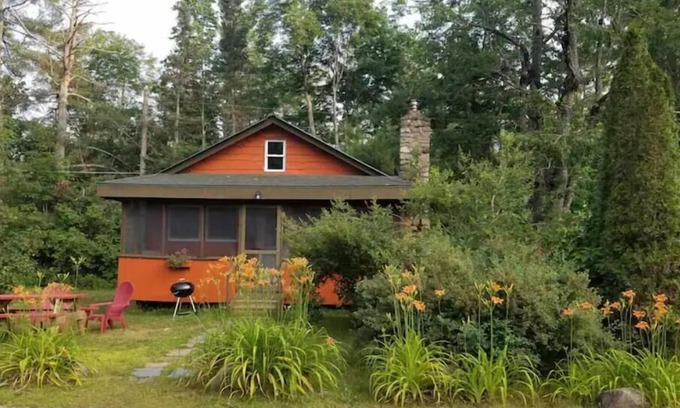 Johnsburg Cabina | Adirondack Birch Inspired Cabin