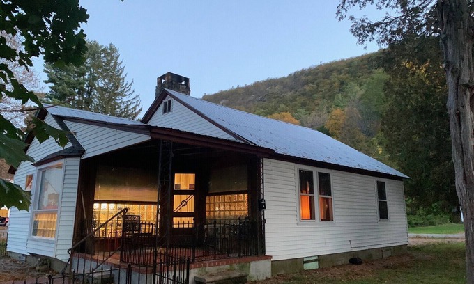 Warrensburg Casa | Adirondack Bungalow Getaway