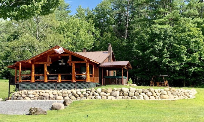 Wells Casa | Adirondack Mt. 4 Temporada Lakefront Cabin en Lake Algonquin, Wells, NY.