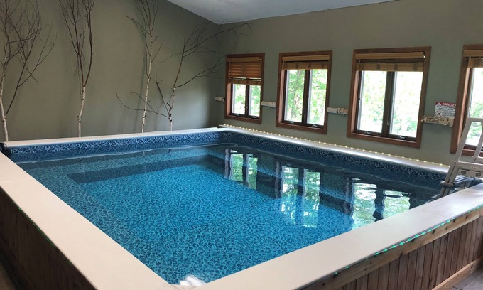 Wevertown Cabina | Adirondack Lodge y Pool House a pasos de Gore Mt con piscina cubierta y bañera de hidromasaje.