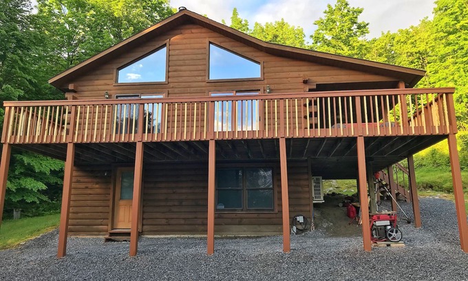 Corinth Cabina | ADK Log Cabin - Para los amantes de la naturaleza y el vino. Cerca de Bodega LRH, LG y Saratoga.
