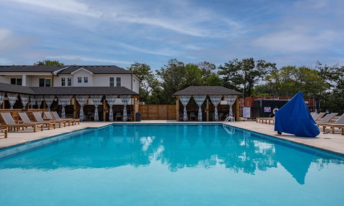 Corolla Light Casa | Admiral's Abode - Fully Loaded! Walk to the beach, Dogs ok!, Huge SW Pool!