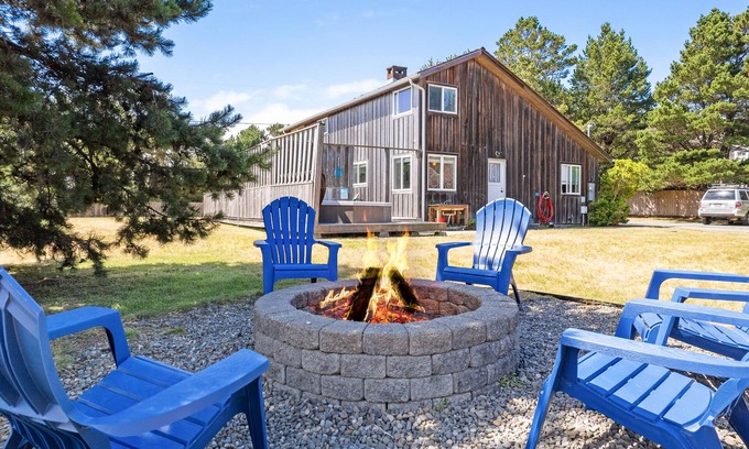 Gearhart Casa | AllDecked Out: Enorme patio cercado, jacuzzi, pozo de fuego, perro OK, paseo corto a la playa
