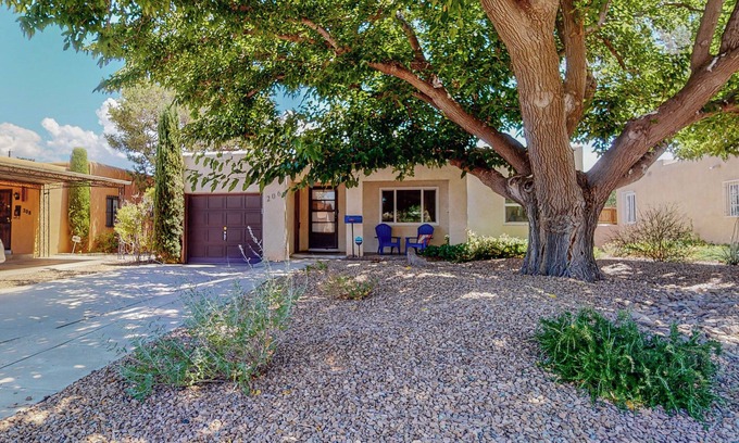Highland Business Casa | Adobe Home, 2bd/1ba, Garage, Dog