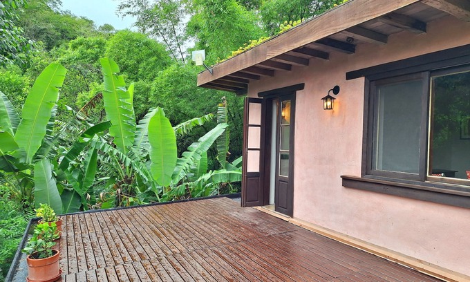 Paulo Lopes Cabina | Adobe Refuge. Comfort and peace in the Atlantic Forest, close to the beaches of southern SC