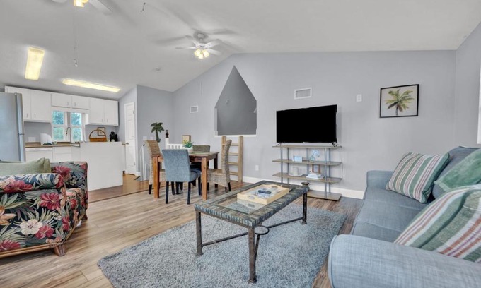 Lynn Haven Casa | Adorable 1 BDR with Full Kitchen Deck Washer Dryer