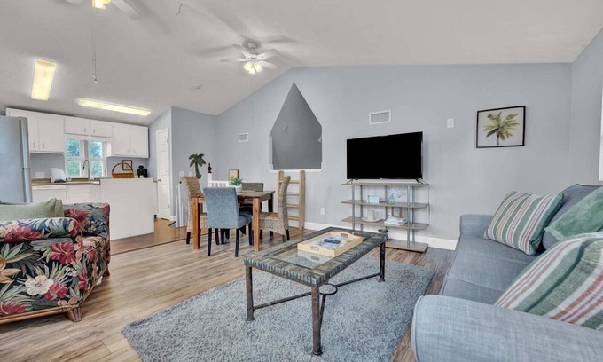 Lynn Haven Casa | Adorable 1 BDR with Full Kitchen Deck Washer Dryer