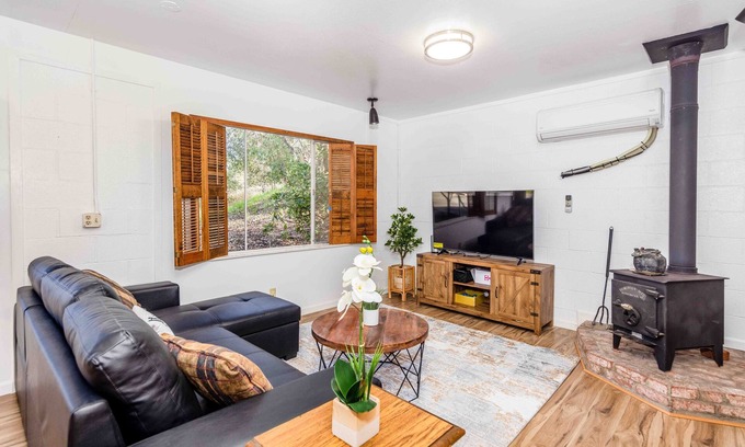 Ukiah Casa | Adorable 1 bed/1 bath house with indoor Fireplace