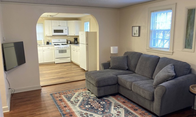 Des Moines Casa | Adorable 1 bedroom duplex in quiet neighborhood.
