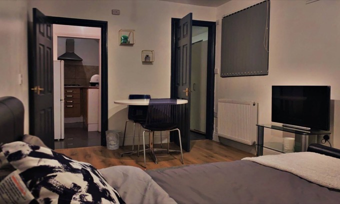 Harlington Casa | Adorable 1-bedroom place with patio