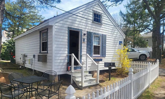 Ocean Park Cabina | Adorable 2 bedroom cabin only 50ft from Beach