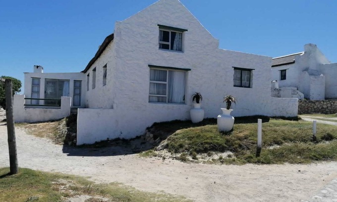 Arniston Cabaña | Adorable 2 bedroom apartment with enclosed courtyard and partial sea view